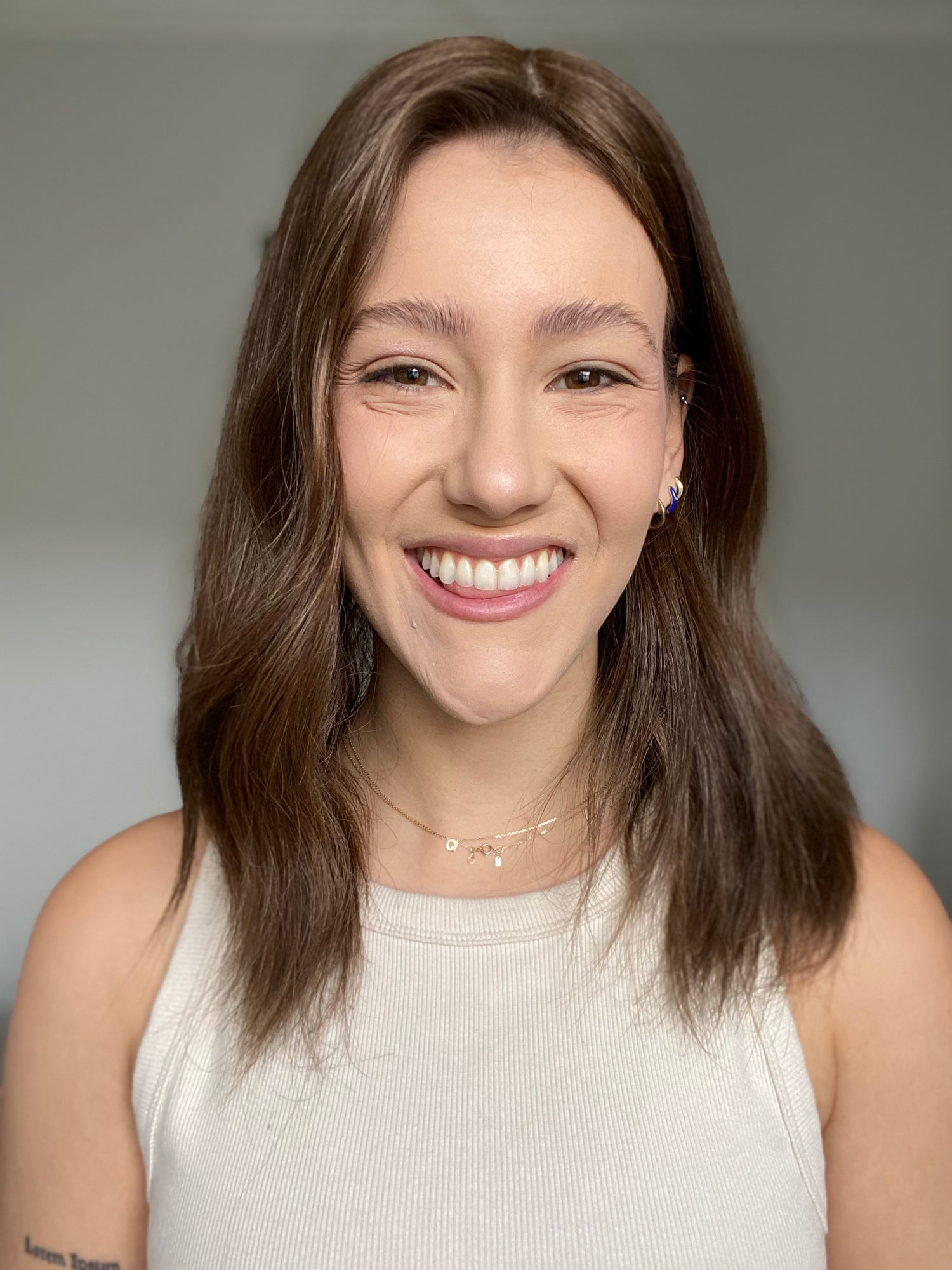 KIM'S CLOSET // Medium Neutral Brunette Topper // 16 Inches // 8x8 cap