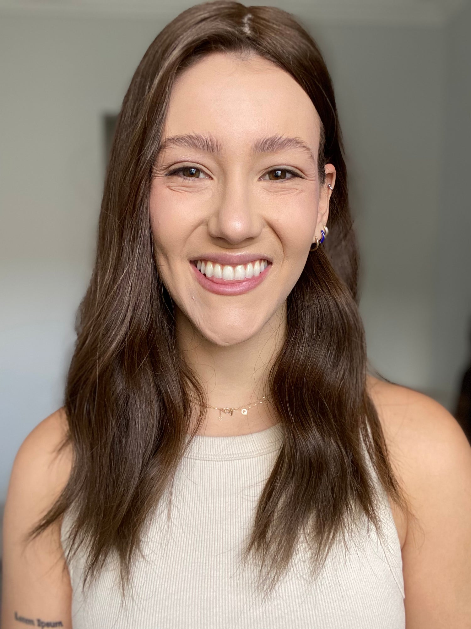 KIM'S CLOSET // Medium Neutral Brunette Topper // 20 Inches // 9x9 cap