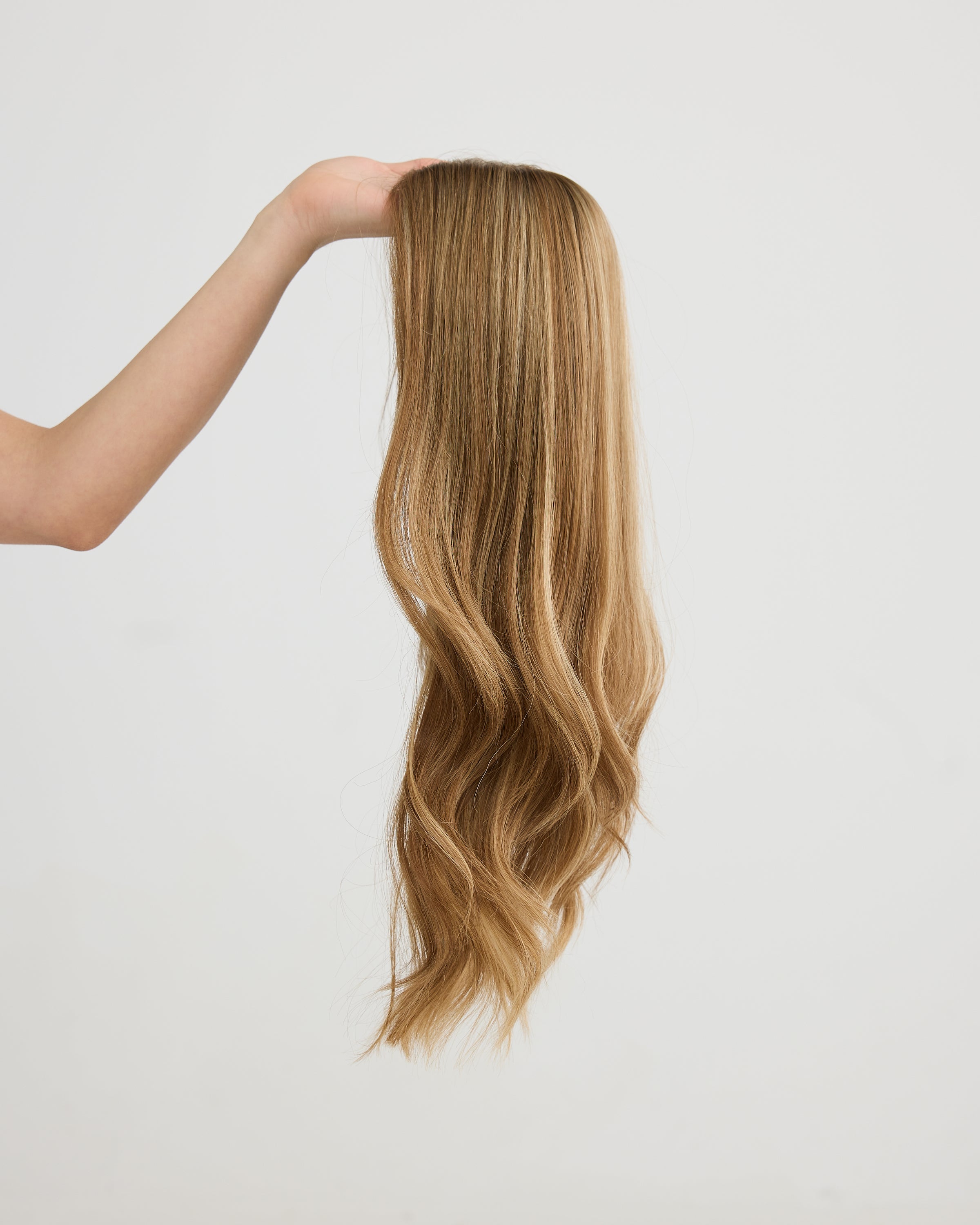 DIMENSIONAL HONEY BLONDE // GAME CHANGER WIG // 22 INCHES // S CAP