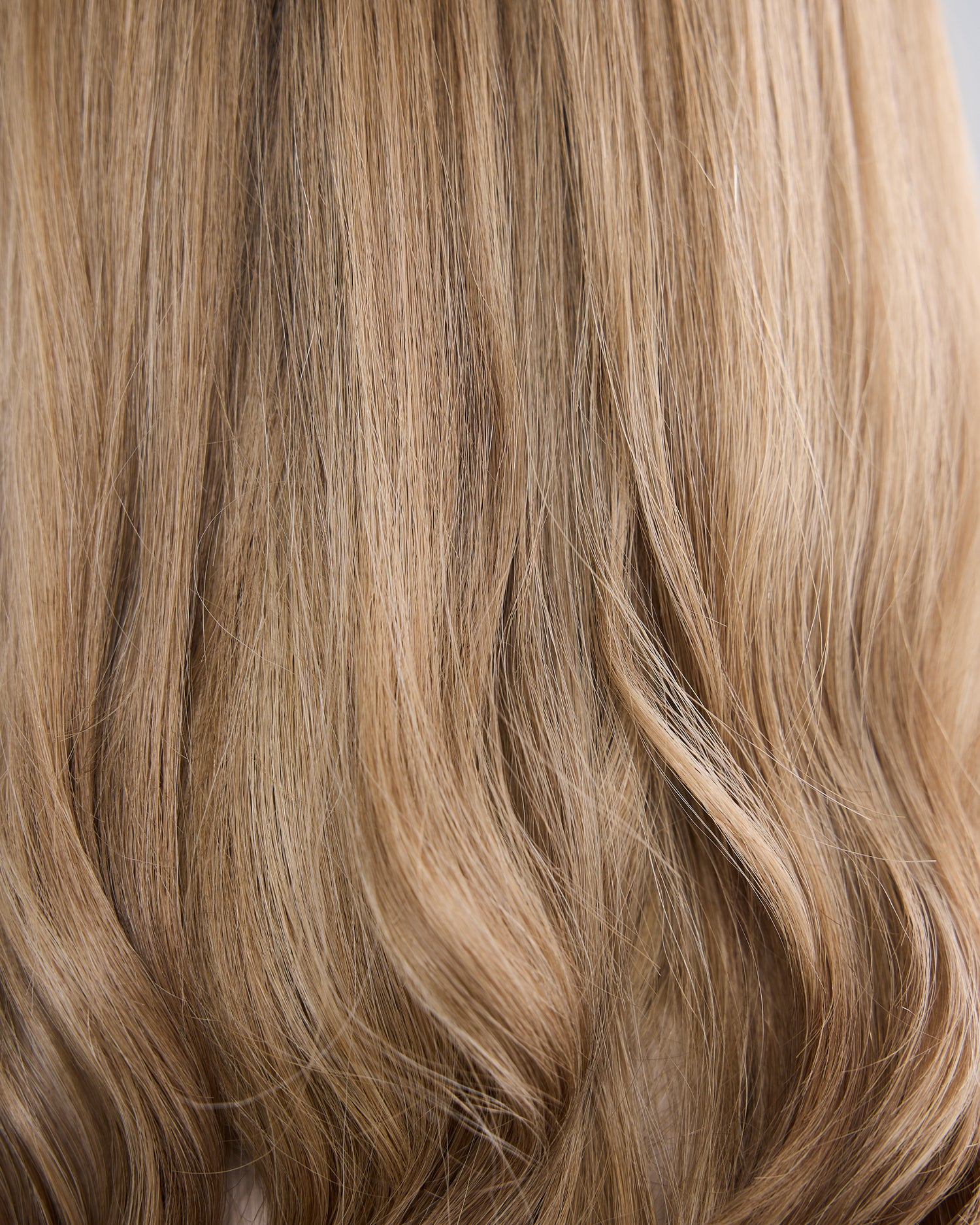 NEUTRAL BRONDE MELT // LUXE WIG // 20 INCHES // M CAP