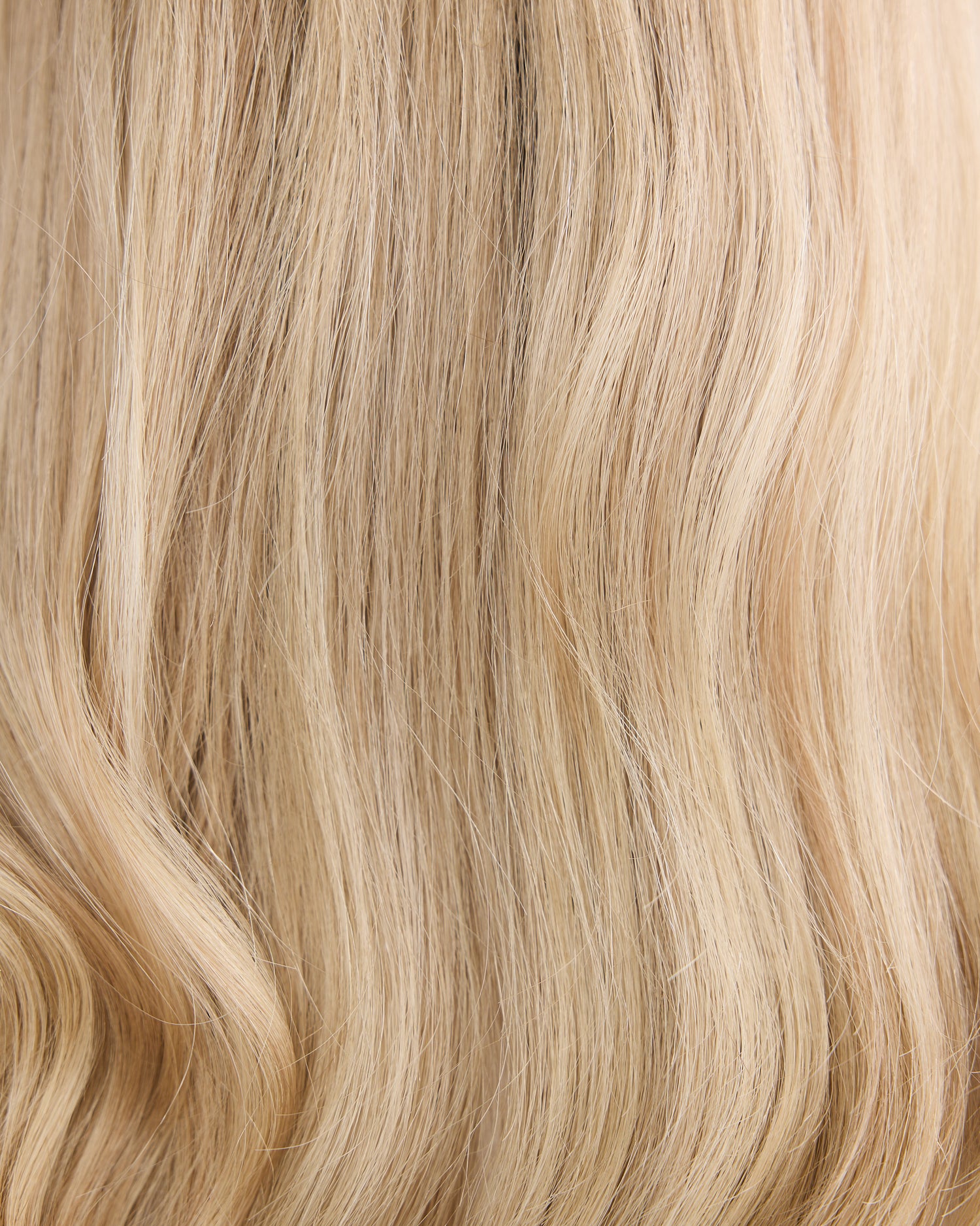 LIGHT MELTED BLONDE // LUXE WIG // 24 INCHES // S CAP